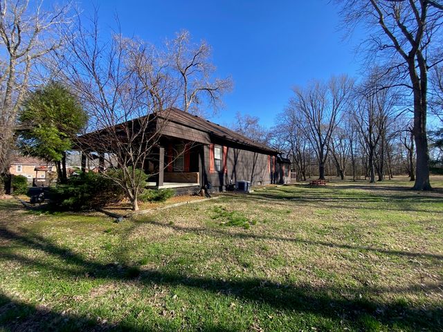 10032 St Hwy 149, West Frankfort, IL 62896