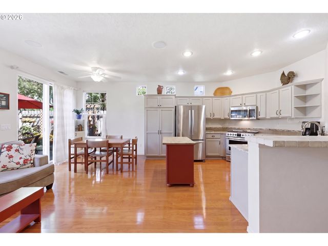 6679 Ne ROSEBAY Dr, Hillsboro, OR 97124