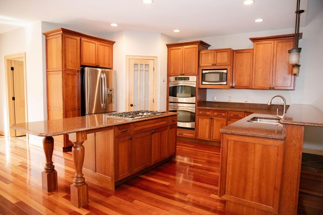 930 County Road C E, Maplewood, MN 55109