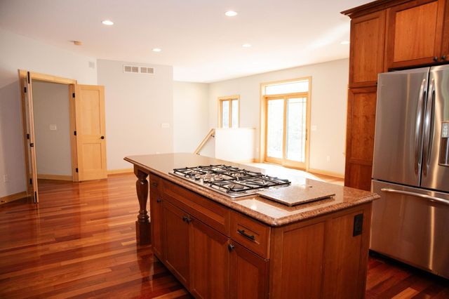 930 County Road C E, Maplewood, MN 55109