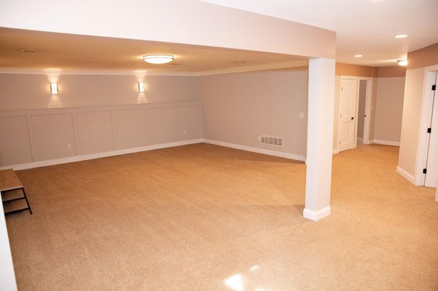 930 County Road C E, Maplewood, MN 55109