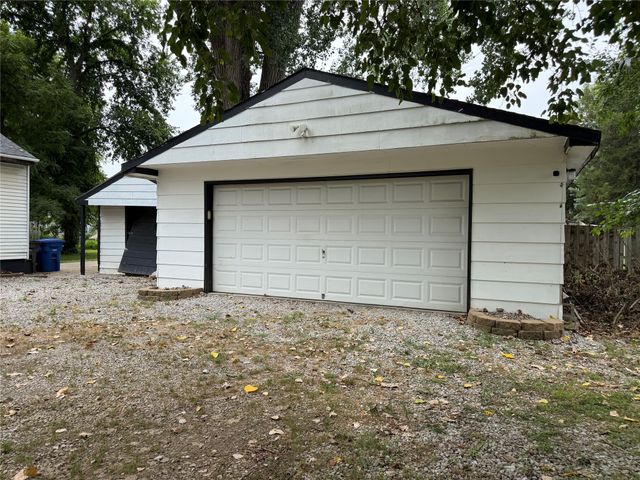 1201 E Kirkwood Avenue, Des Moines, IA 50315