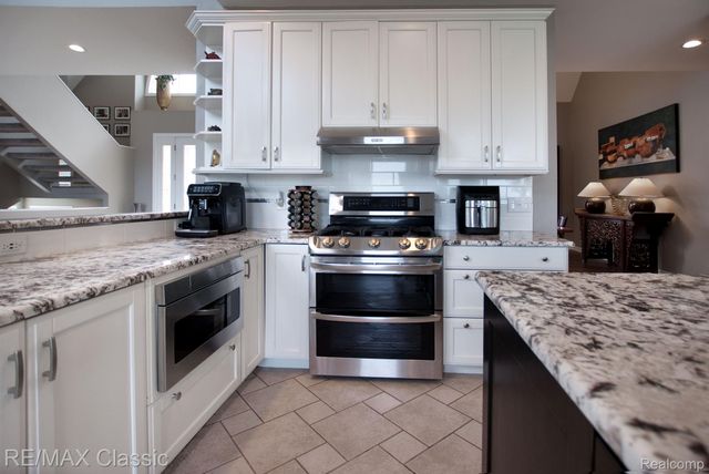 826 Wolverine Drive, Wolverine Lake Village, MI 48390