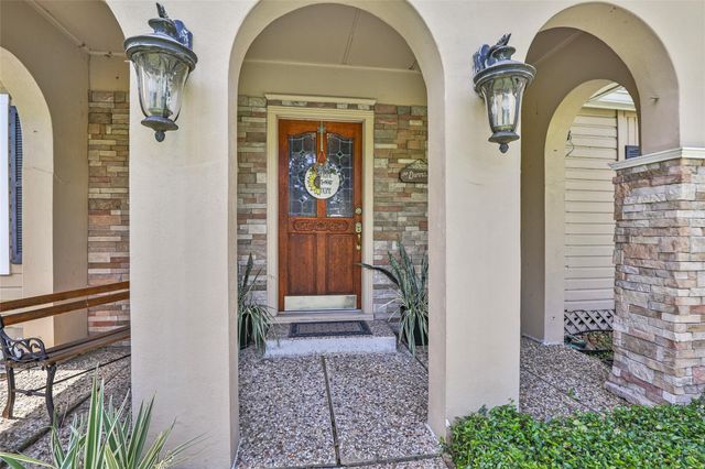 111 S 8th Street, Highlands, TX 77562