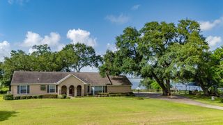 111 S 8th Street, Highlands, TX 77562
