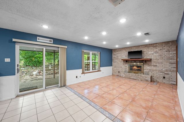 1212 Donna Kay Dr, Kerrville, TX 78028