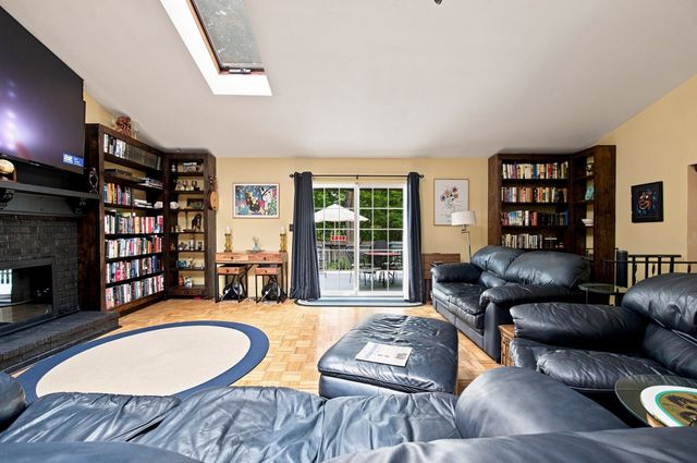 60 Brickett St, Springfield, MA 01119
