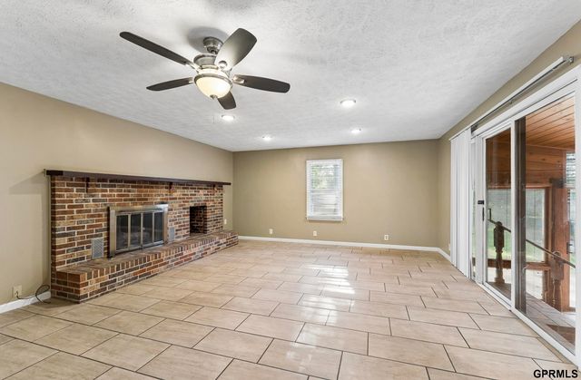 2413 S 6th Street, Omaha, NE 68108