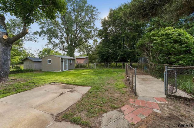 2413 S 6th Street, Omaha, NE 68108