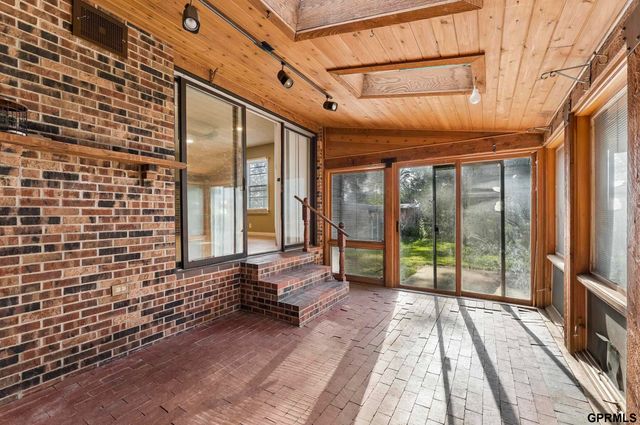 2413 S 6th Street, Omaha, NE 68108