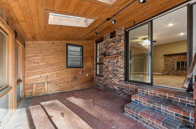 2413 S 6th Street, Omaha, NE 68108