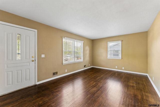 2413 S 6th Street, Omaha, NE 68108