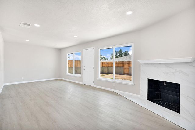 2901 N 2nd Street, Fresno, CA 93703