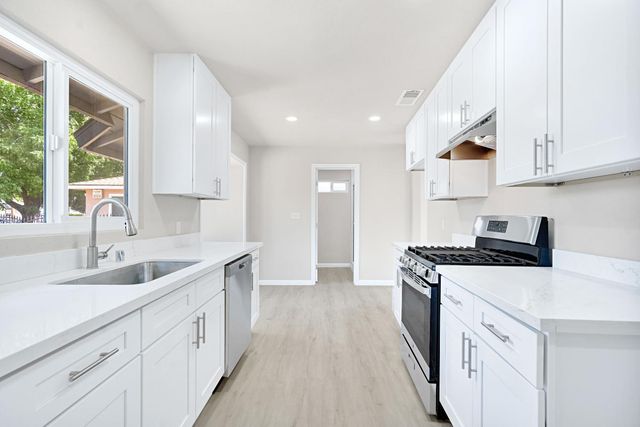 2901 N 2nd Street, Fresno, CA 93703