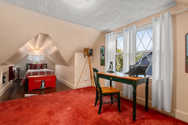 122 Austin St, Newton, MA 02460