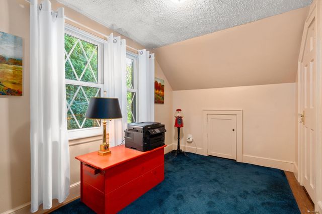 122 Austin St, Newton, MA 02460