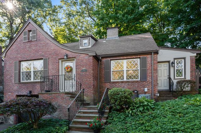 122 Austin St, Newton, MA 02460