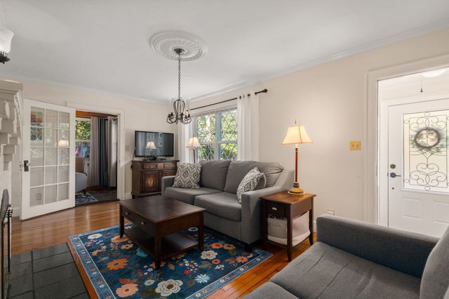 122 Austin St, Newton, MA 02460