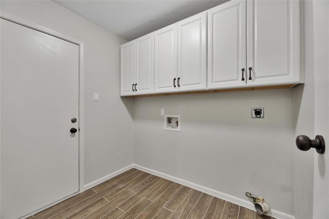 7 E Brookberry Court, The Woodlands, TX 77381