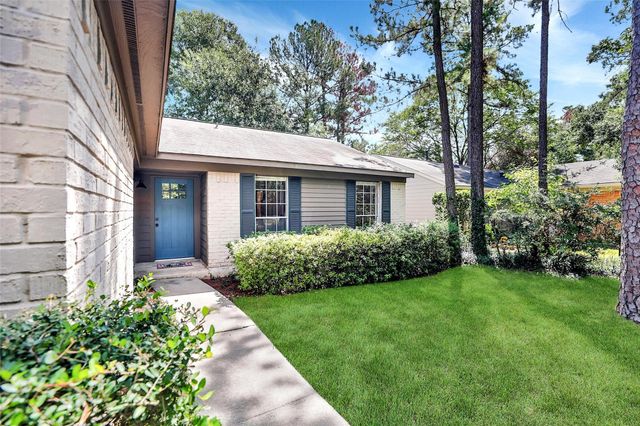 7 E Brookberry Court, The Woodlands, TX 77381
