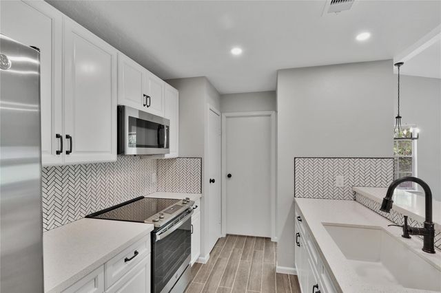 7 E Brookberry Court, The Woodlands, TX 77381