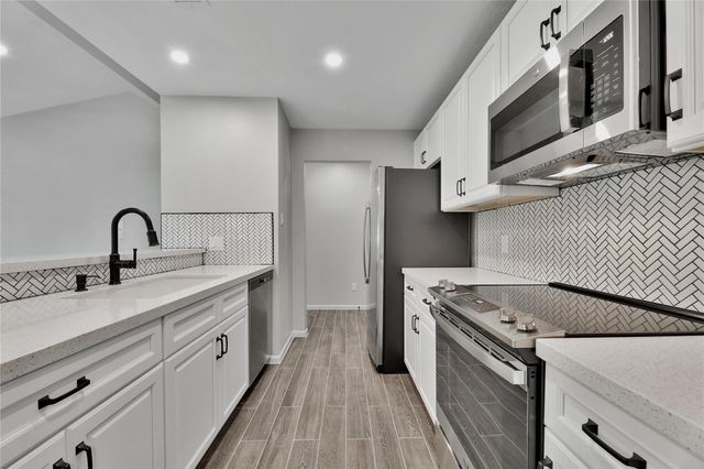 7 E Brookberry Court, The Woodlands, TX 77381