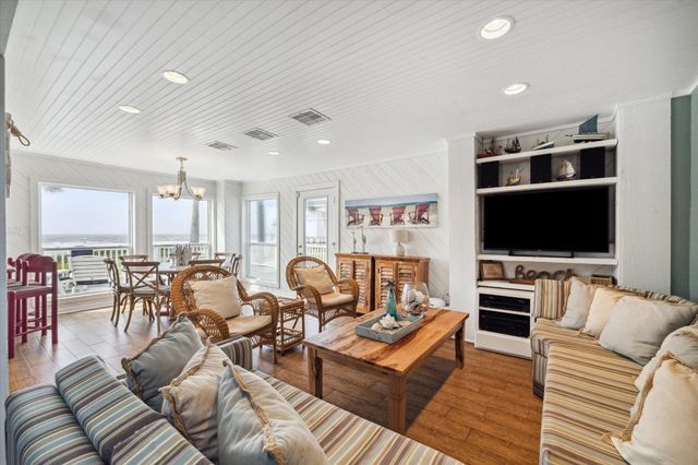 4211 Long Tom Ct, Galveston, TX 77554