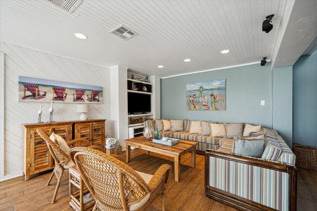 4211 Long Tom Ct, Galveston, TX 77554