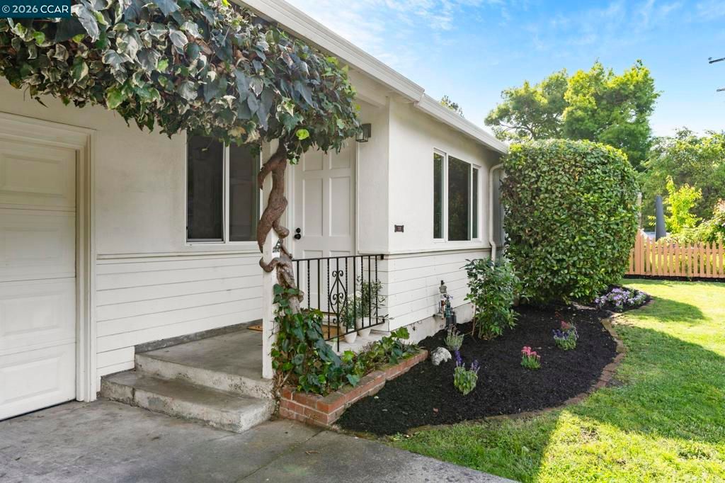 Image 2 of property listing at 934 Juanita Drive, Lafayette, CA 94595