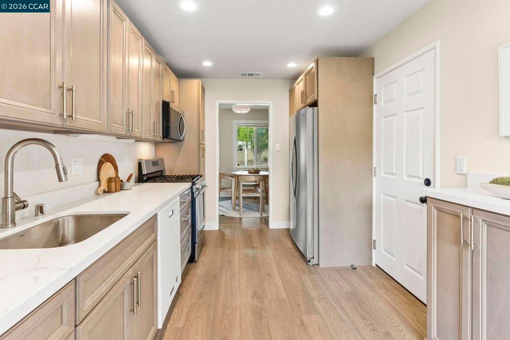 Image 23 of property listing at 934 Juanita Drive, Lafayette, CA 94595