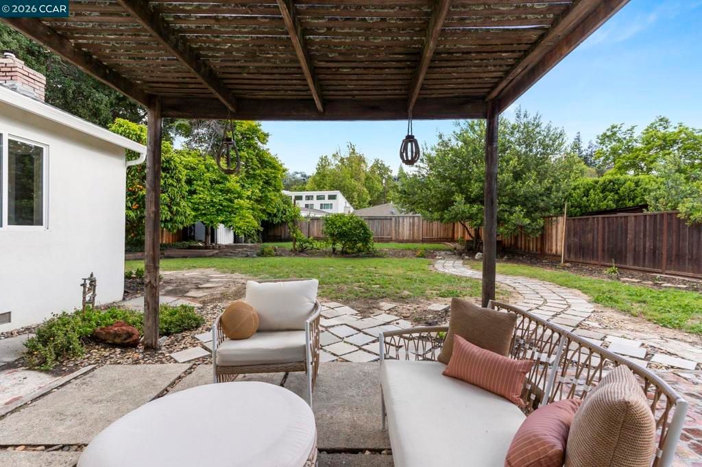 Image 29 of property listing at 934 Juanita Drive, Lafayette, CA 94595