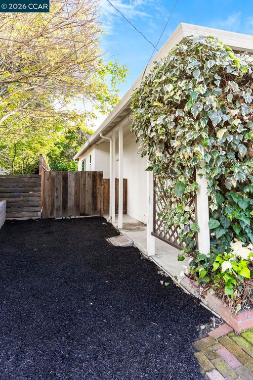 Image 37 of property listing at 934 Juanita Drive, Lafayette, CA 94595