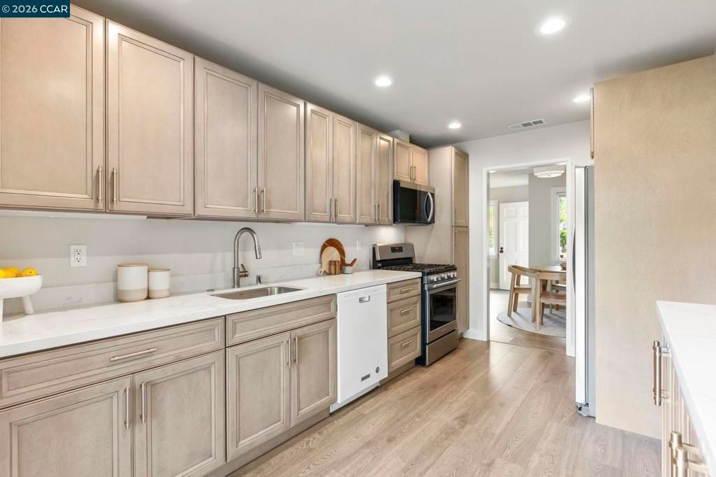 Image 6 of property listing at 934 Juanita Drive, Lafayette, CA 94595