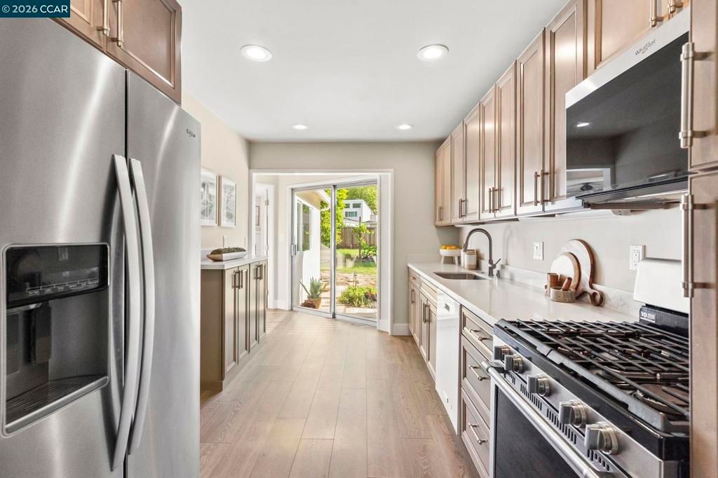 Image 7 of property listing at 934 Juanita Drive, Lafayette, CA 94595