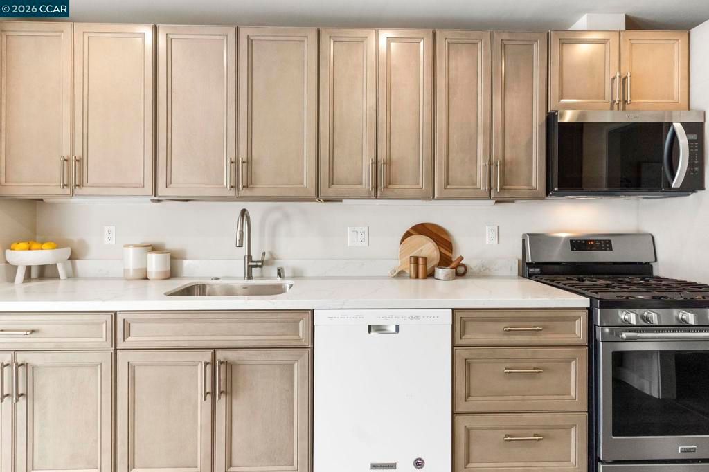 Image 8 of property listing at 934 Juanita Drive, Lafayette, CA 94595