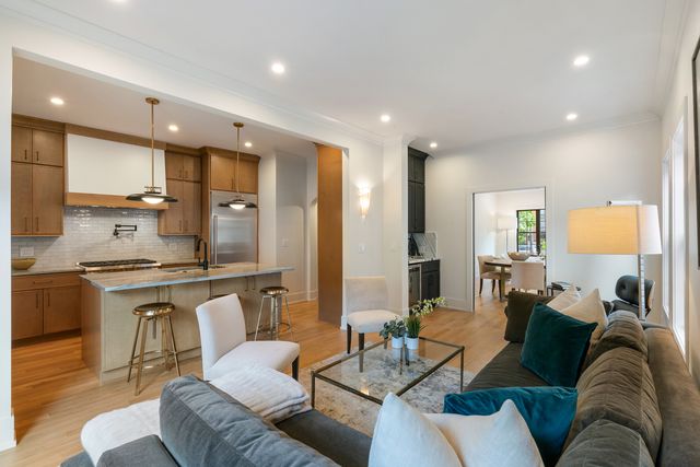 1962 W Wilson Avenue, Chicago, IL 60640
