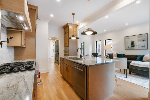 1962 W Wilson Avenue, Chicago, IL 60640