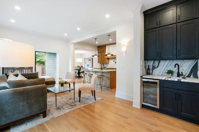 1962 W Wilson Avenue, Chicago, IL 60640