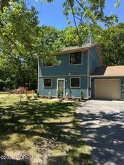 5 Canary Circle, Howell, NJ 07731