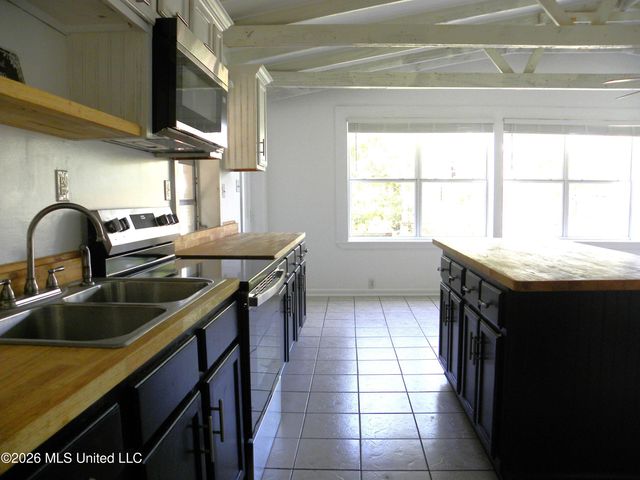 11447 Summer Lane Road, Biloxi, MS 39532