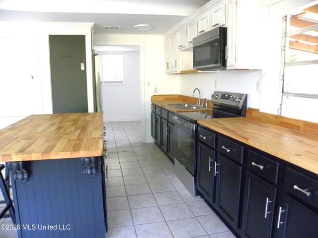11447 Summer Lane Road, Biloxi, MS 39532