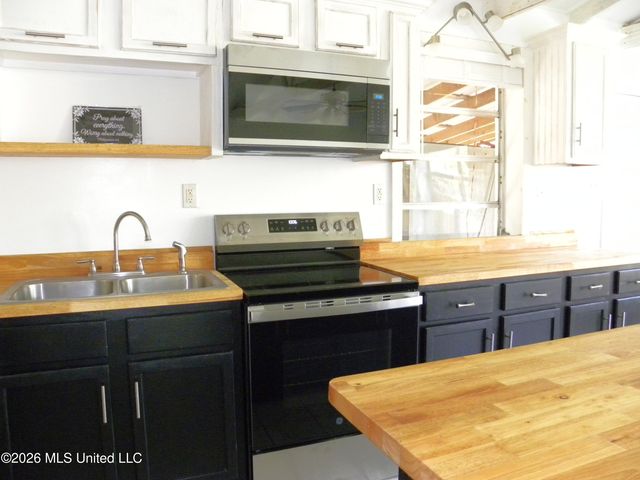 11447 Summer Lane Road, Biloxi, MS 39532