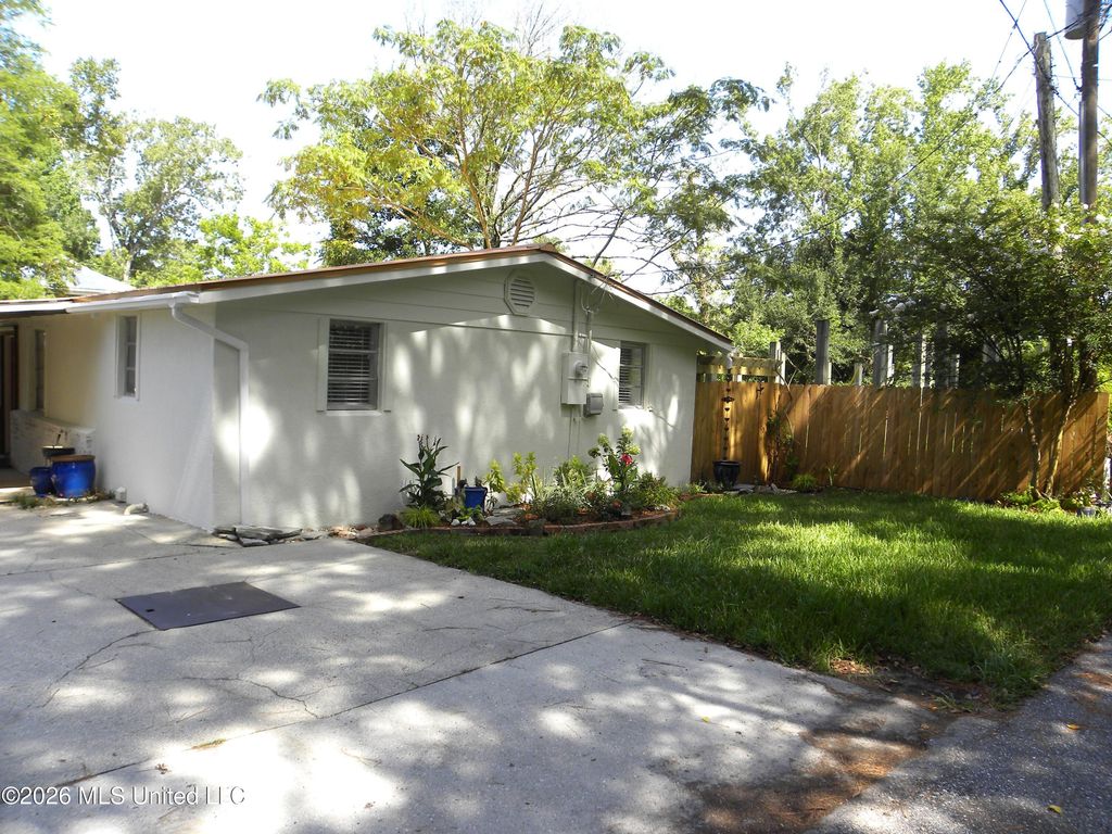 11447 Summer Lane Road, Biloxi, MS 39532