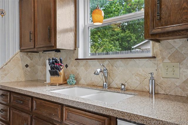 2525 S Hickory Avenue, Broken Arrow, OK 74012
