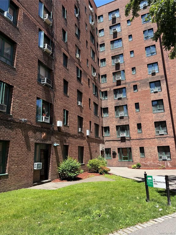 18 Metropolitan Oval 1C, Bronx, NY 10462