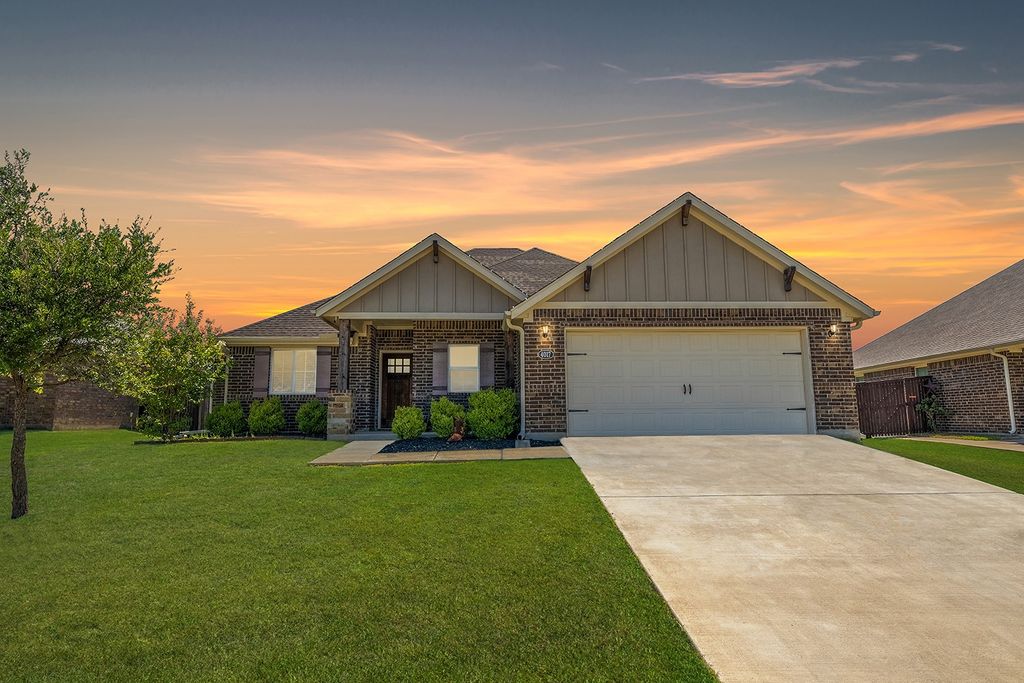 4017 Kensington Drive, Sanger, TX 76266
