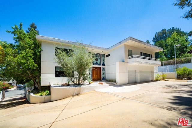 15656 Crownridge Place, Sherman Oaks, CA 91403