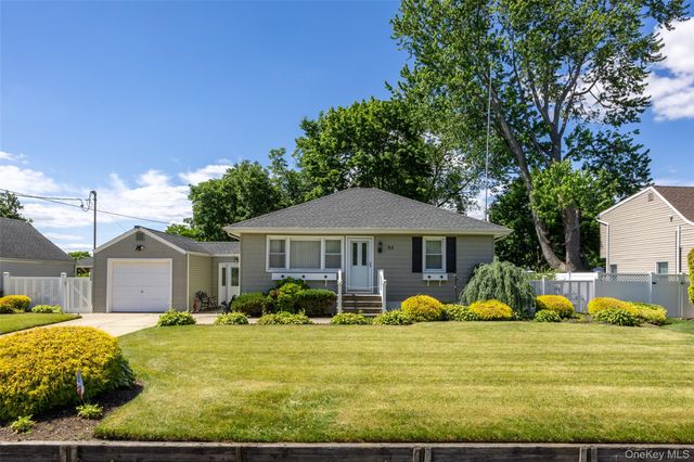 95 Laurel Road, Lindenhurst, NY 11757