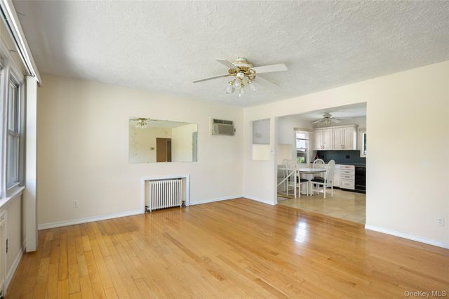 95 Laurel Road, Lindenhurst, NY 11757