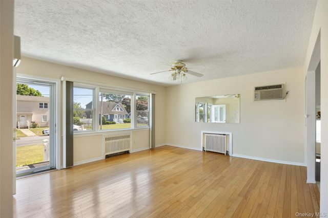 95 Laurel Road, Lindenhurst, NY 11757